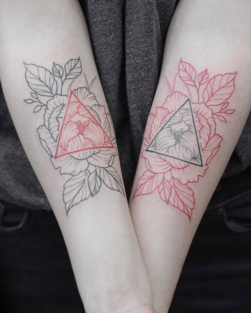 as tatuagens de casal mais bonitas da atualidade rosas e tringulos