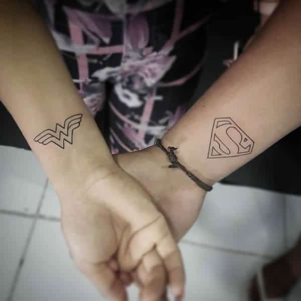 as tatuagens de casal mais bonitas da atualidade superman supergirl