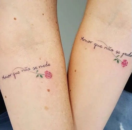 as tatuagens de mãe e filha mais perfeitas e delicadas frase e rosa