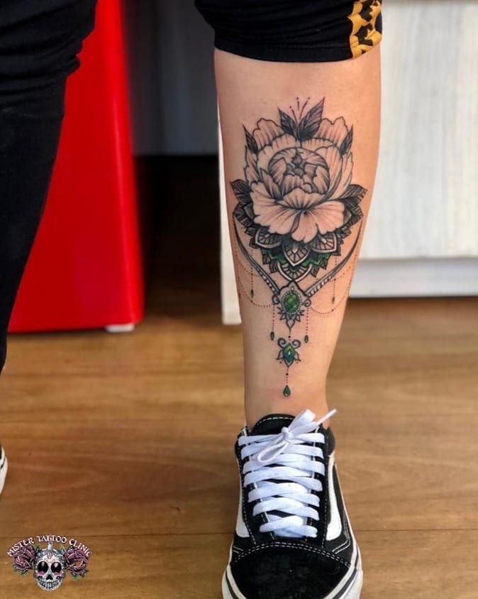 as tatuagens na canela mais bonitas atualmente flor indiana