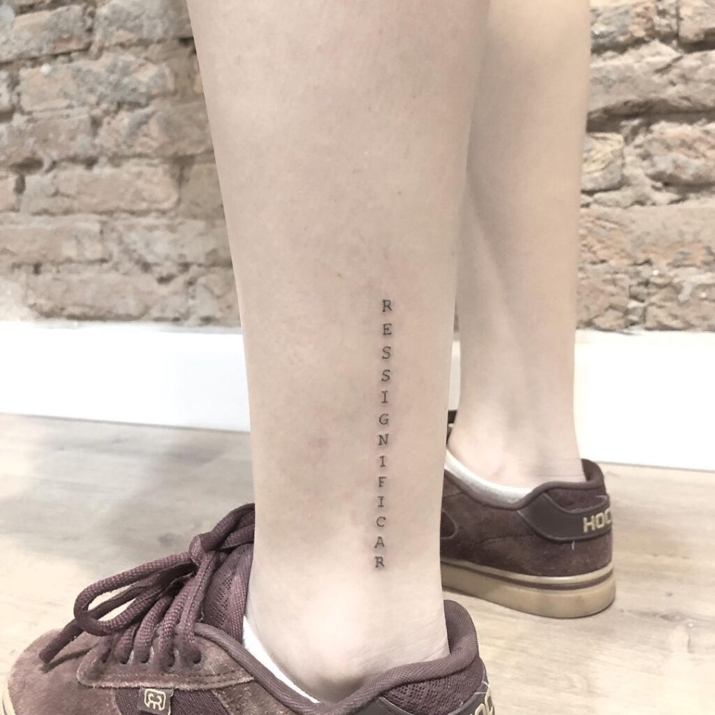 as tatuagens na canela mais bonitas atualmente frase vertical