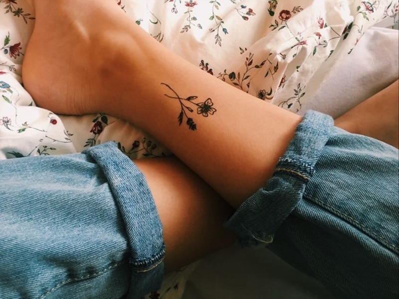conheça tatuagens femininas delicadas para expressar sua personalidade! flor ramo
