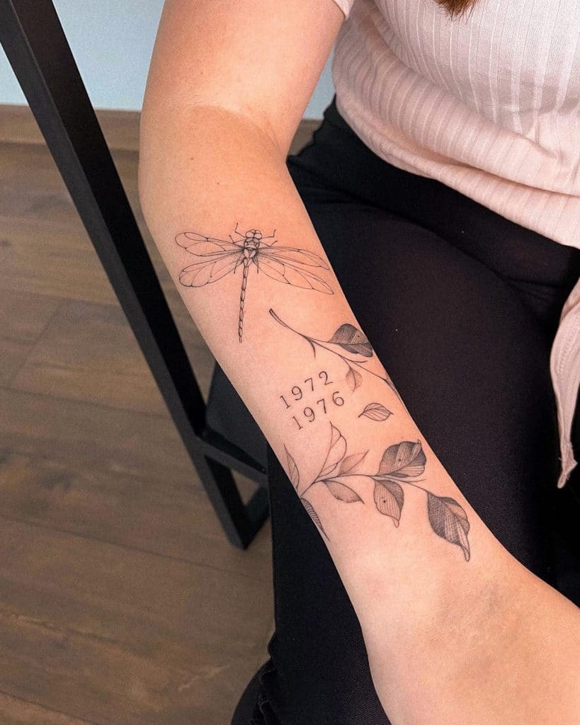 conheça tatuagens femininas delicadas para expressar sua personalidade libelula e ramo de folhas