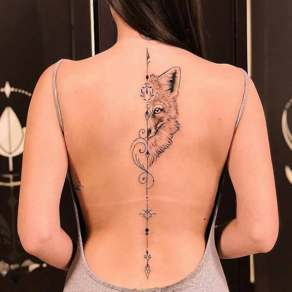 conheça tatuagens femininas delicadas para expressar sua personalidade lobo linha vertical