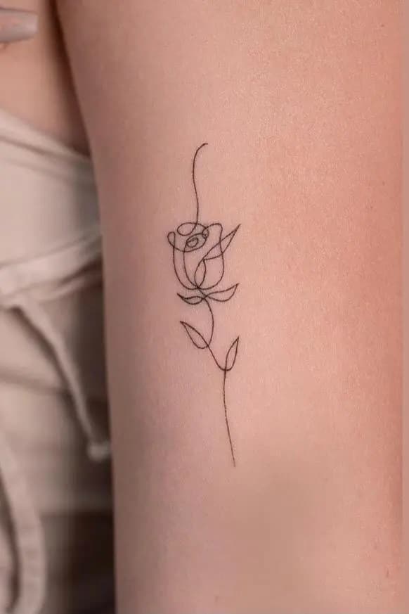 conheça tatuagens femininas delicadas para expressar sua personalidade flor