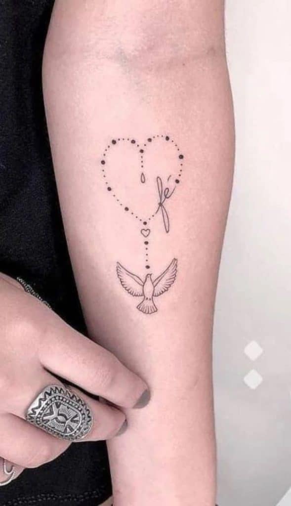 conheça tatuagens femininas delicadas para expressar sua personalidade! passaro e coração