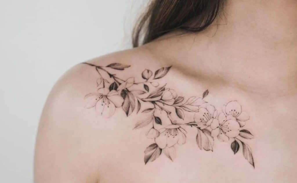 conheça tatuagens femininas delicadas para expressar sua personalidade ramo de folha