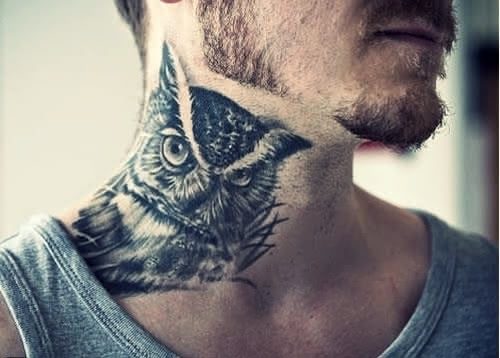 conheça as implicações sociais e profissionais da tatuagem no pescoço coruja