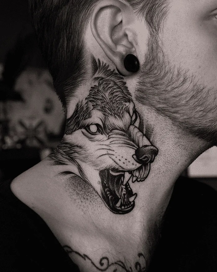 conheça as implicações sociais e profissionais da tatuagem no pescoço lobo