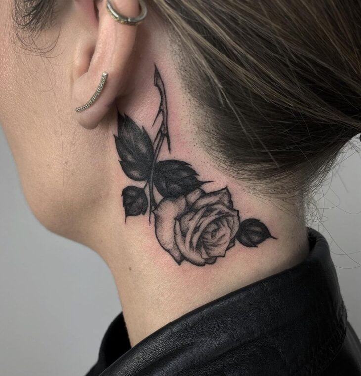 conheça as implicações sociais e profissionais da tatuagem no pescoço rosas