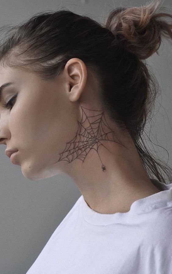 conheça as implicações sociais e profissionais da tatuagem no pescoço teia de aranha pessoa