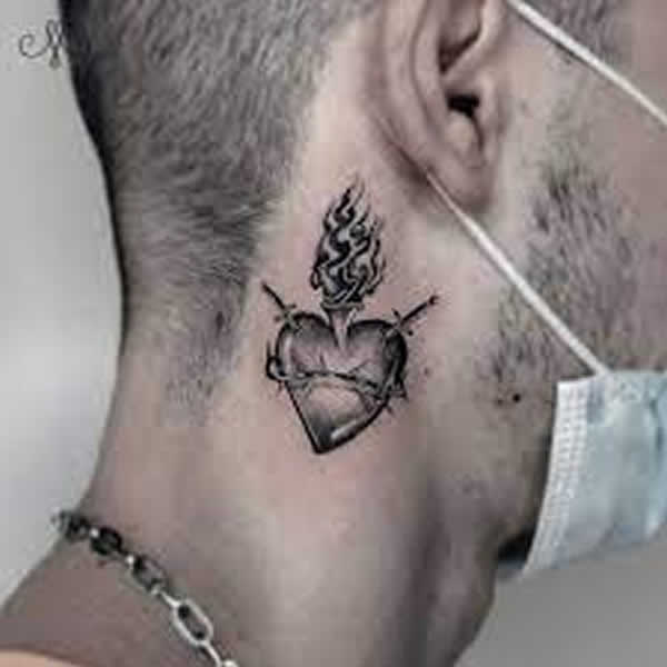 conheça as implicações sociais e profissionais da tatuagem no pescoço coração