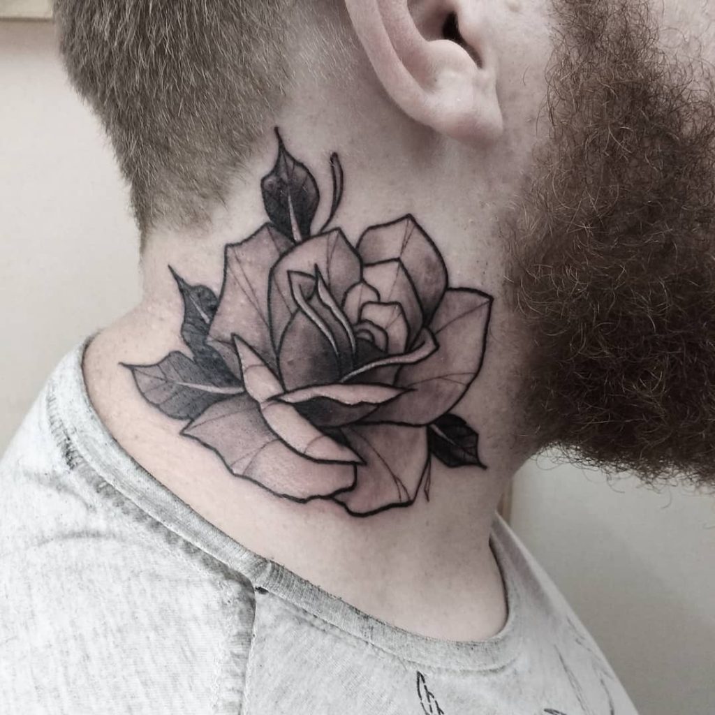 conheça as implicações sociais e profissionais da tatuagem no pescoço flor