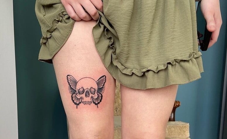 conheça as principais considerações ao escolher a tatuagem na perna caverira e borboleta