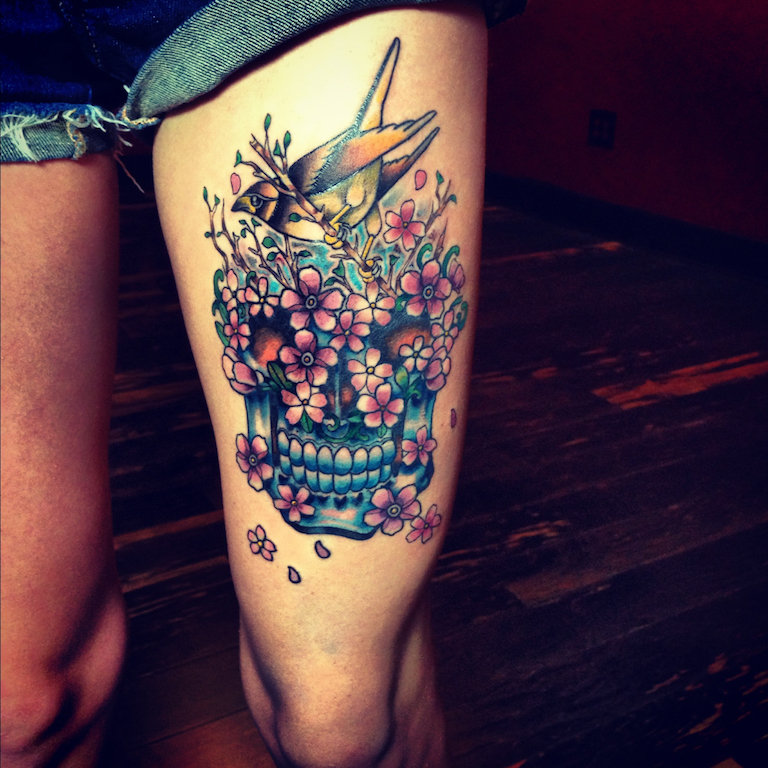 conheça as principais considerações ao escolher a tatuagem na perna caveira de flores