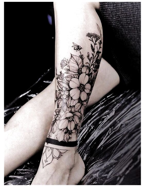 conheça as principais considerações ao escolher a tatuagem na perna floral