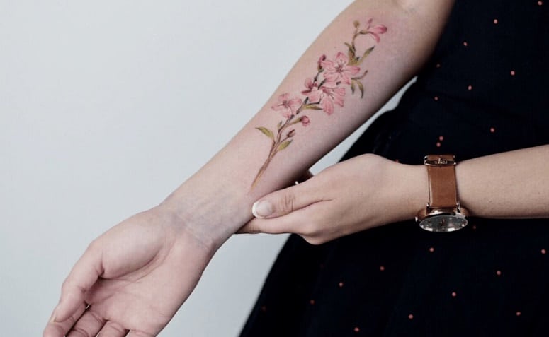 descubra como escolher a tatuagem no braço feminina perfeita ramo flores
