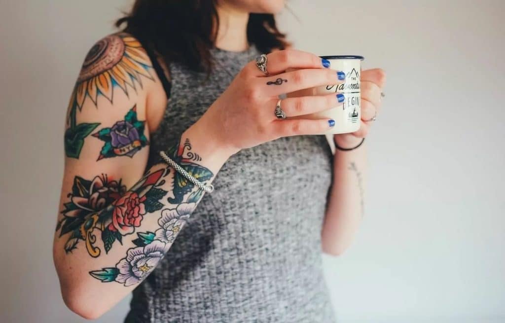 descubra como escolher a tatuagem no braço feminina perfeita floral old school