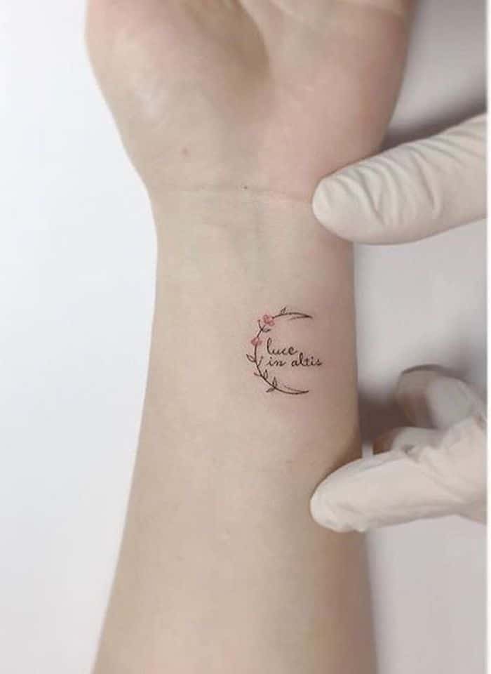 descubra os encantos das tatuagens pequenas discretas e preciosas lua de ramo