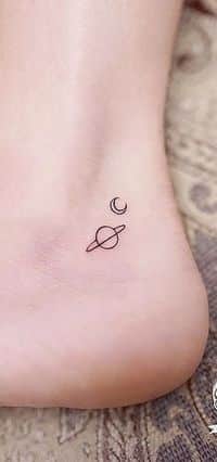 descubra os encantos das tatuagens pequenas discretas e preciosas planeta e lua