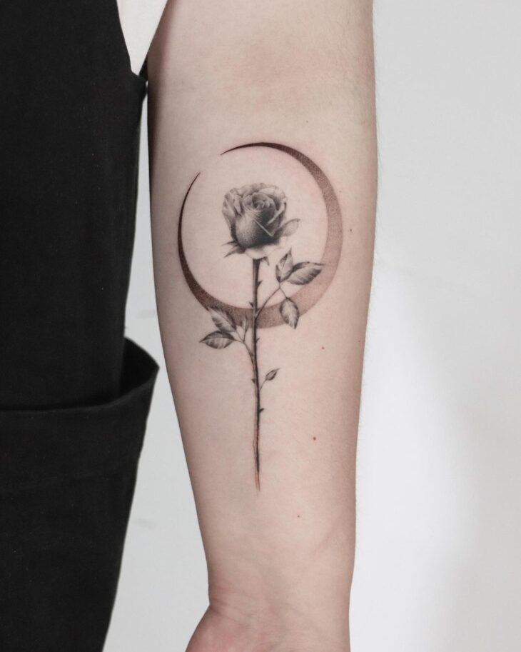 mais bonitas tatuagens de rosa do momento lua