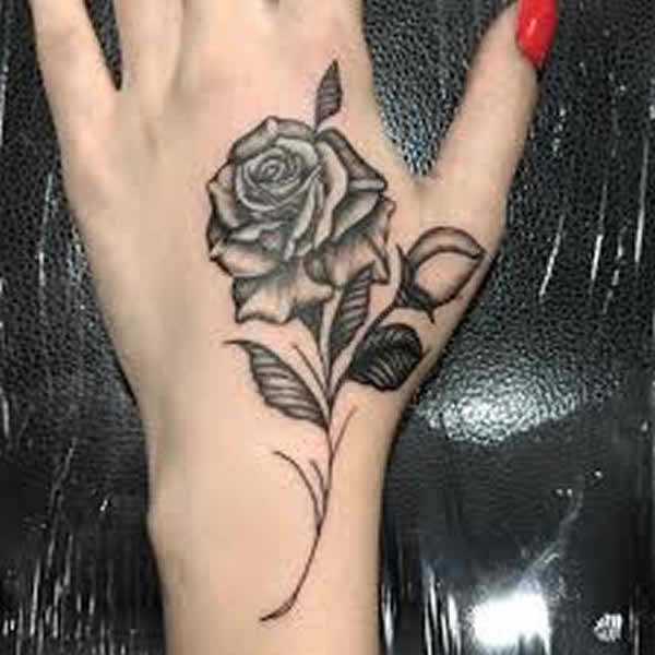 mais bonitas tatuagens de rosa do momento black white