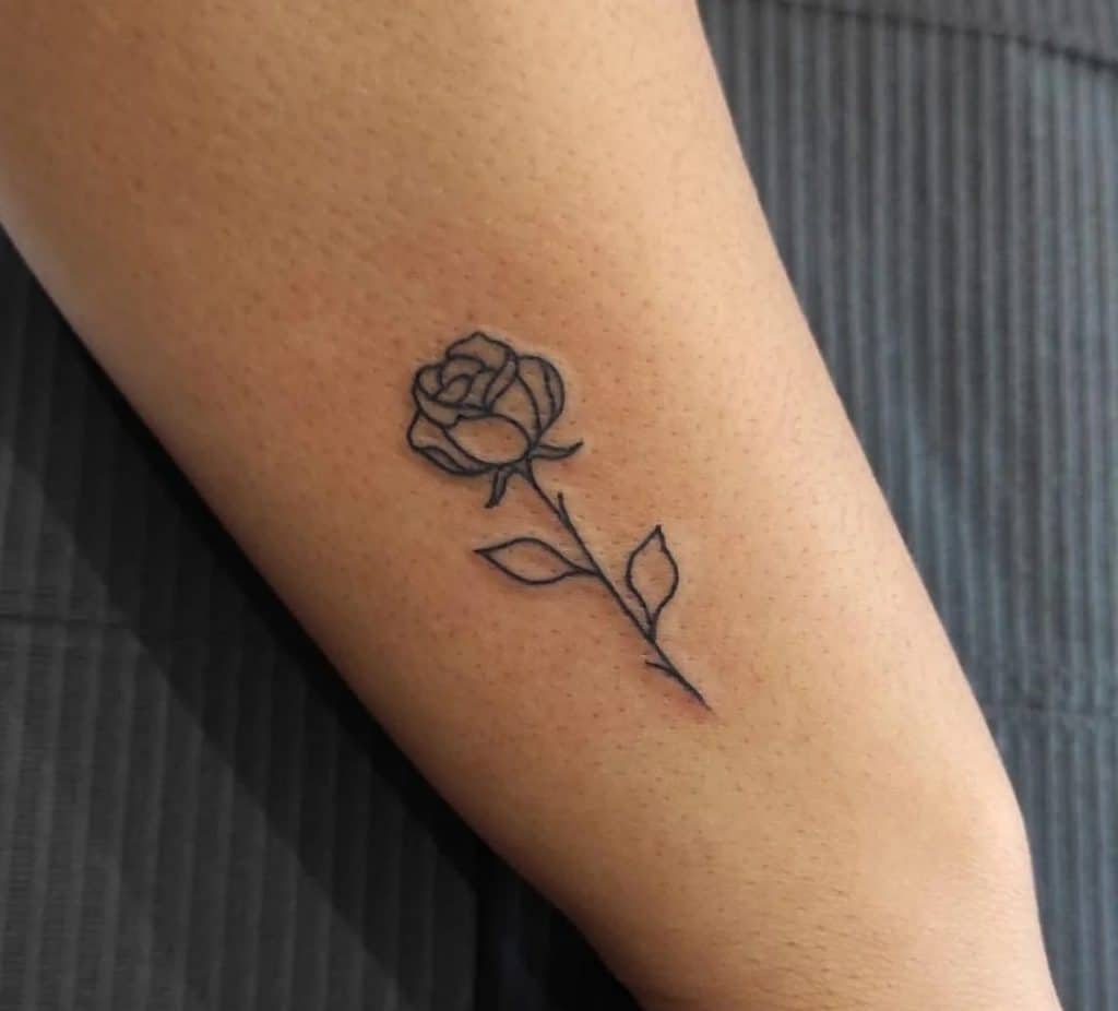 mais bonitas tatuagens de rosa do momento linha