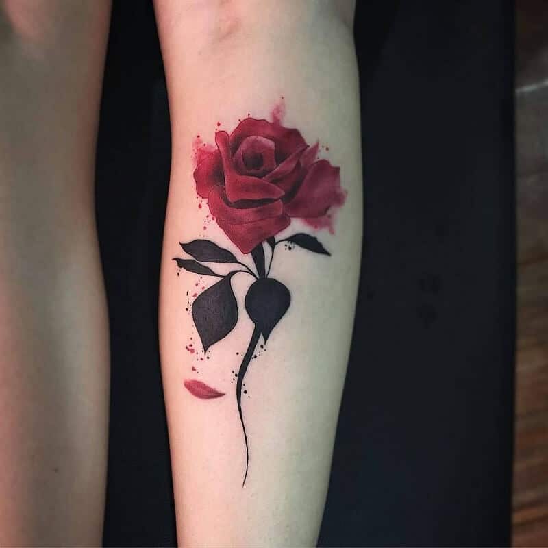 mais bonitas tatuagens de rosa do momento rosa caule escuro