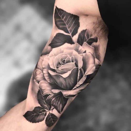 mais bonitas tatuagens de rosa do momento rosa e folhas