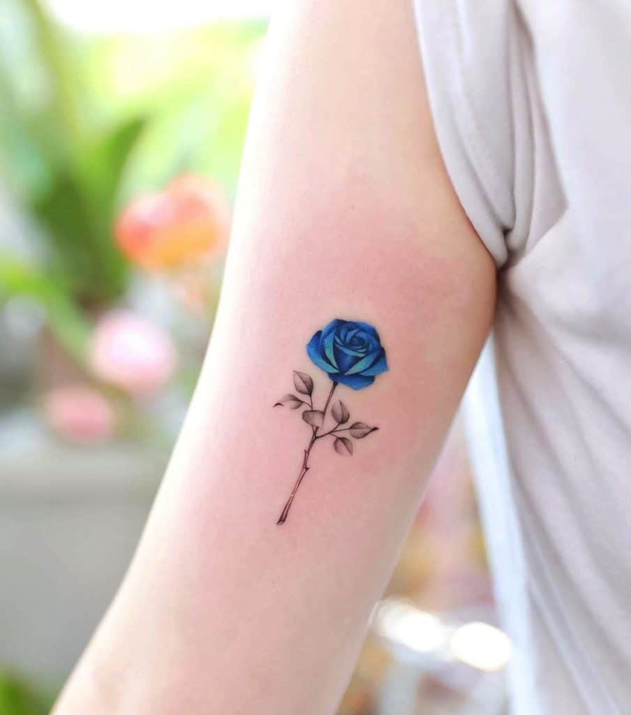 mais bonitas tatuagens de rosa do momento rosa pequena azul