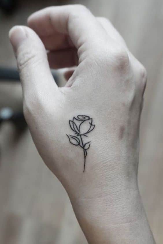 mais bonitas tatuagens de rosa do momento rosa pequena na mão