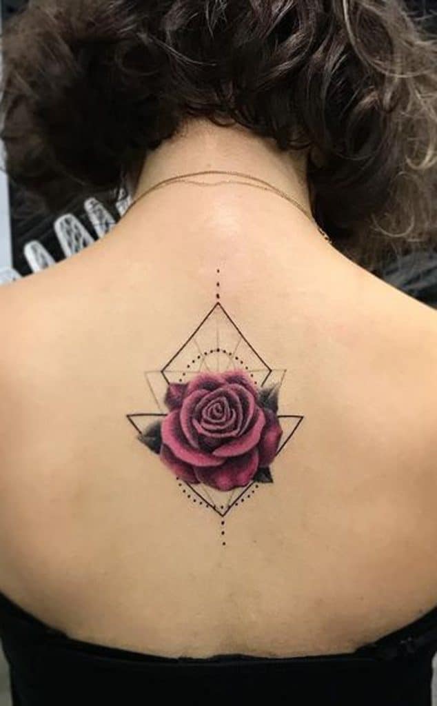 mais bonitas tatuagens de rosa do momento rosa tringulo