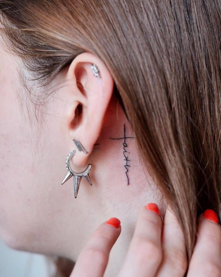 mais inovadoras e lindas tatuagens atrás da orelha minimalista palavra