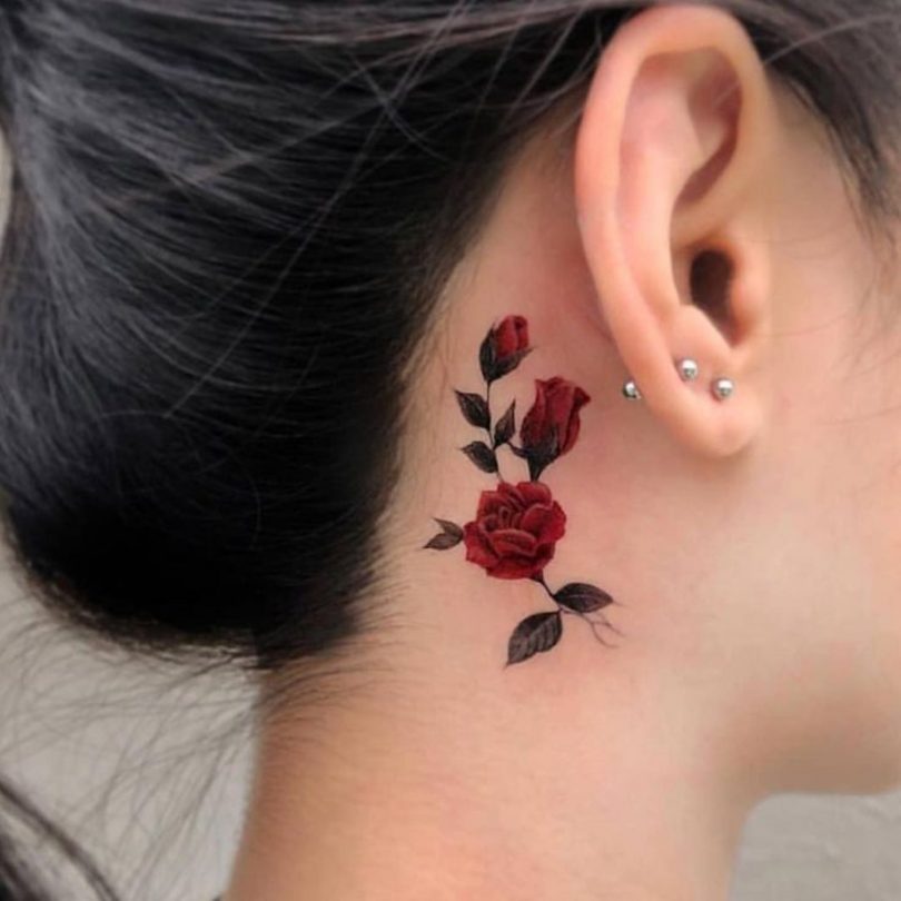 mais inovadoras e lindas tatuagens atrás da orelha rosas