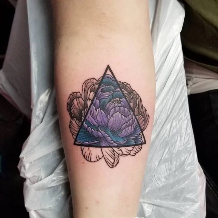 melhores e mais bonitas tattoos no antebraço flor triangular