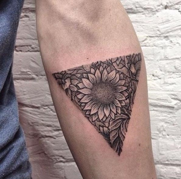 melhores e mais bonitas tattoos no antebraço triangulo floral