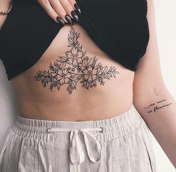 melhores e mais bonitas tatuagens no meio do peito floral