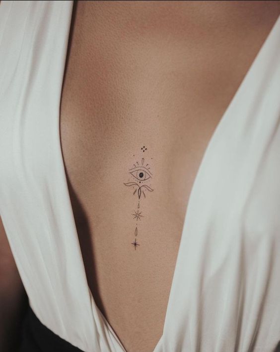 melhores e mais bonitas tatuagens no meio do peito linha vertical olho