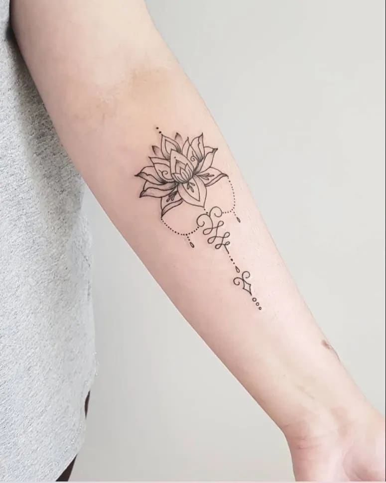 tatuagem feminina expressando individualidade por meio de arte corporal indiano