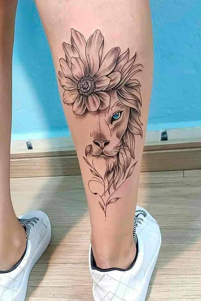 tatuagem feminina expressando individualidade por meio de arte corporal leão e flores