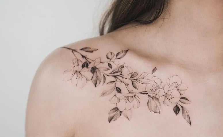 tatuagem feminina expressando individualidade por meio de arte corporal ramo de flores