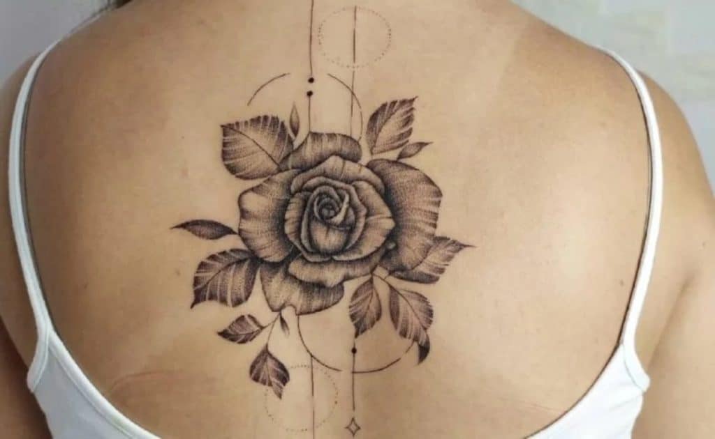 tatuagem feminina expressando individualidade por meio de arte corporal rosa cotas