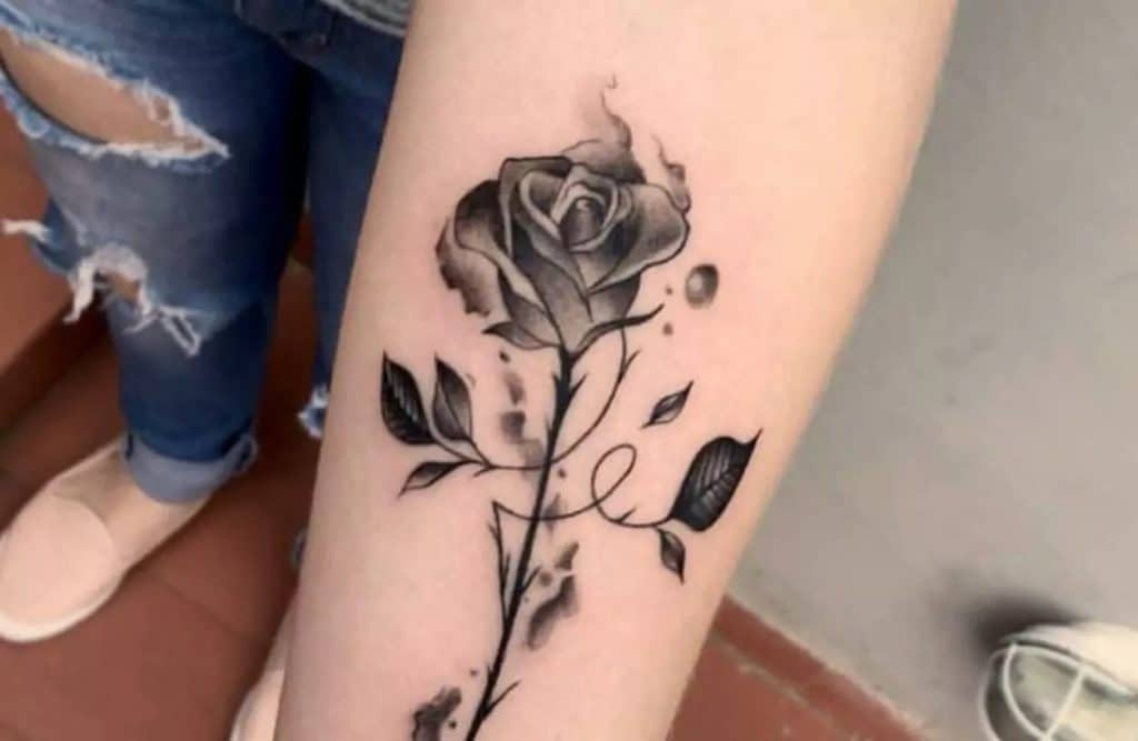 tatuagem feminina expressando individualidade por meio de arte corporal rosa grande