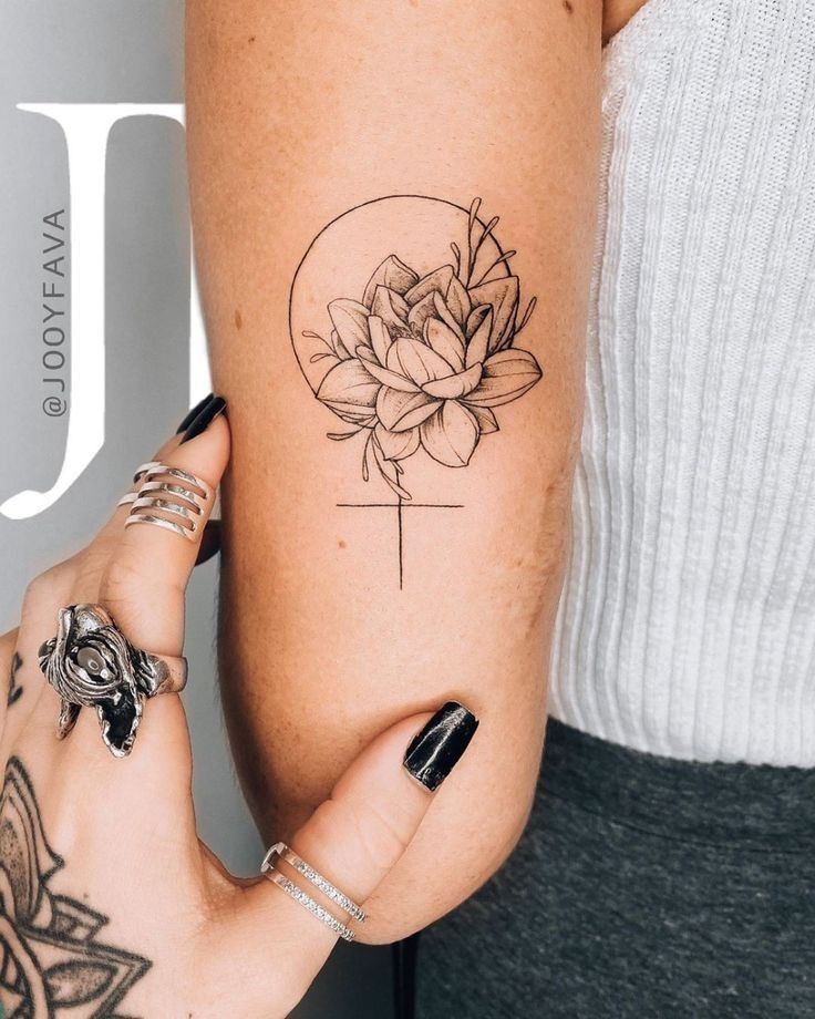 tatuagem feminina expressando individualidade por meio de arte corporal rosa