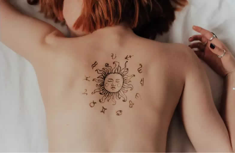 tatuagem feminina expressando individualidade por meio de arte corporal sol nas costas