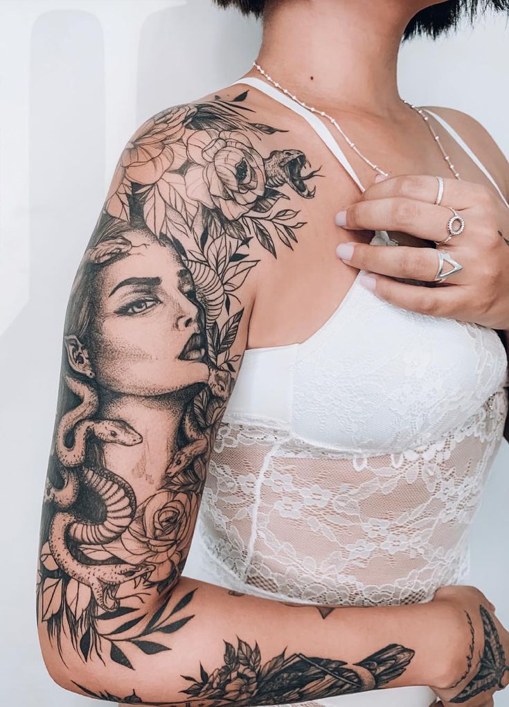 tatuagem feminina no braço uma escolha versátil para expressar sua personalidade e estilo cobra pessoa