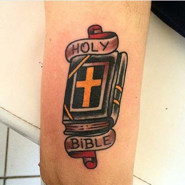 tatuagem de fé expressar sua fé e se conectar com outras pessoas crucifixo biblia