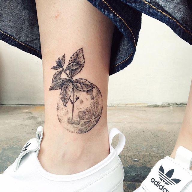 tatuagem na perna uma forma de arte ousada e menos dolorosa! lua e planta