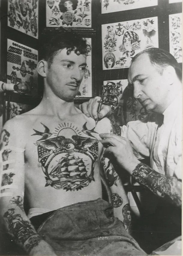 tatuagens a história, a arte e o significado na cultura moderna pessoa sendo tatuada