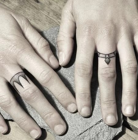 tatuagens pequenas discretas e elegantes para marcar a sua pele anel coroa
